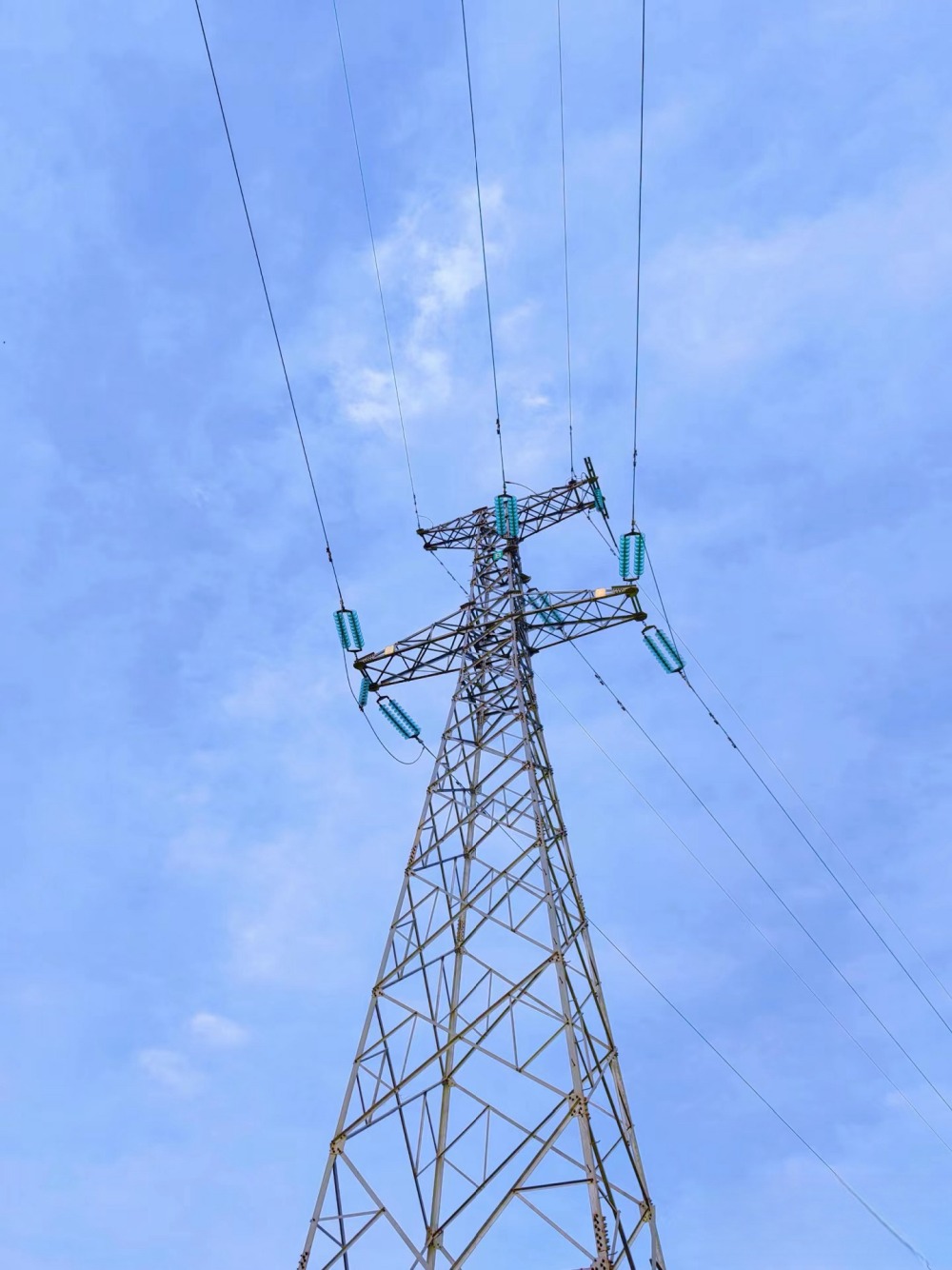 Ano ang mga katangian ng tower ng pagsubaybay sa bakal?