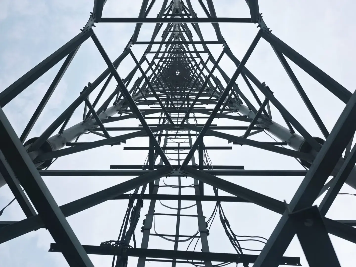 Symmetric Aesthetics ng Transmission Towers
